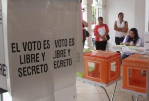 Funcionarios de casilla con letra F