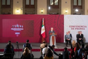 AMLO dice a sus adversarios que puede adelantar consulta para su retiro.