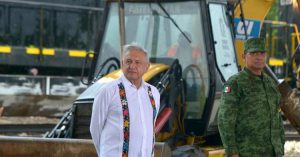 Bajo una pertinaz lluvia se efectuó la conferencia matutina del presidente