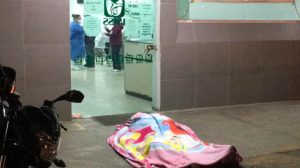 muere-una-persona-en-la-puerta-del-hospital-magdalena-de-las-salinas