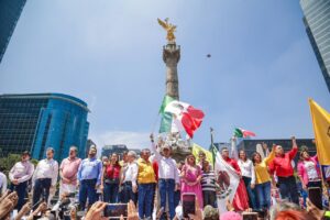 Xóchitl Gálvez al recibir su constancia como responsable del Frente Amplio por México 1