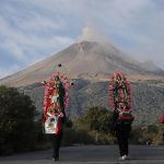 Peregrinos desbordan su fe caminando por carreteras del centro de México