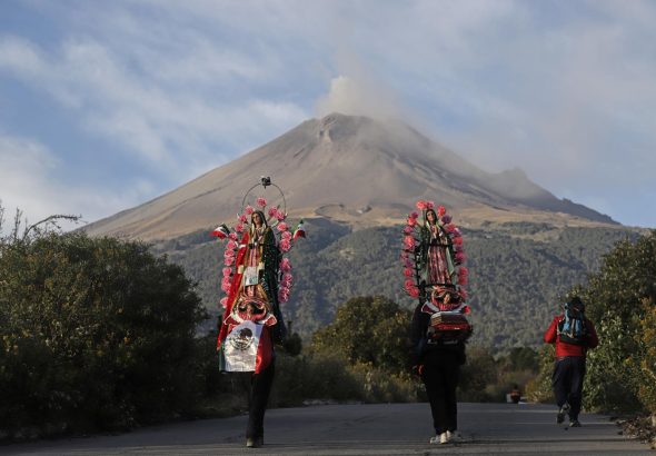 Peregrinos desbordan su fe caminando por carreteras del centro de México