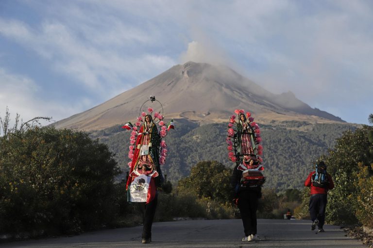 Peregrinos desbordan su fe caminando por carreteras del centro de México
