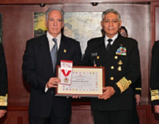Entrega Cruz Roja la medalla “Henry Dunant” a Marina por el invaluable apoyo a la población civil